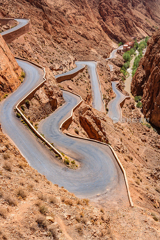 北非马洛科Vall del Dades峡谷的蛇路